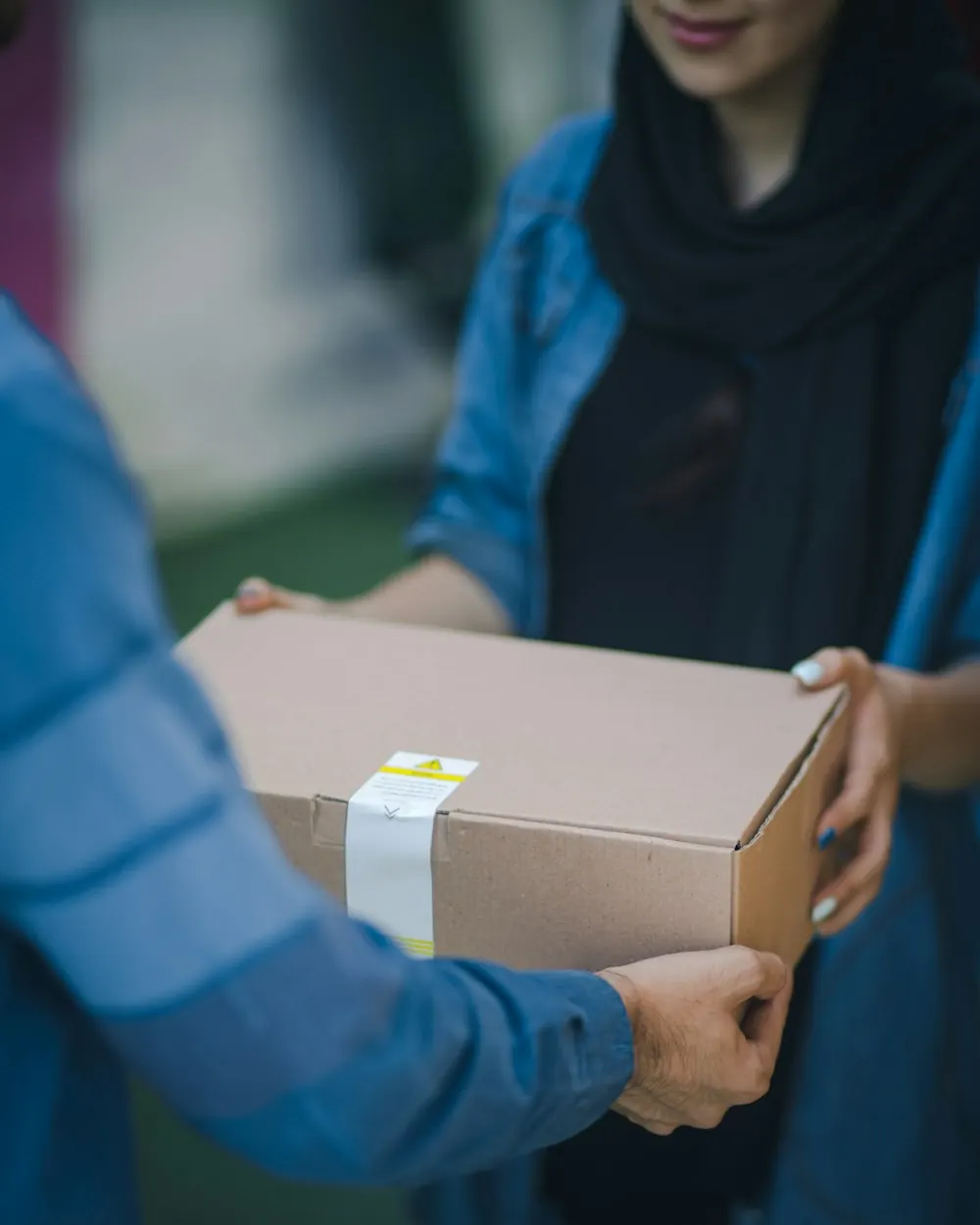 Pessoa entregando uma caixa de encomenda